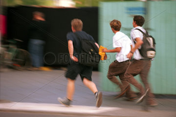 Drei Jugendliche rennen