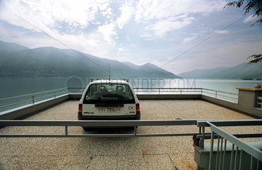 Auto parkt auf einer Terrasse am Lago Maggiore