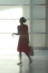Silhouette einer Frau mit rotem Kleid