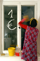Frau putzt Fenster mit 1 Euro Symbol