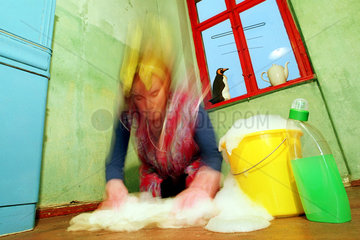 Hausarbeit: Hausfrau wischt den Boden