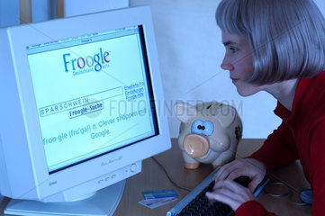 Frau sucht Produkte ueber das Internet mit Froogle