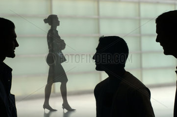 Silhouetten junger Maenner und einer Frau