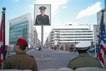 Berlin  Deutschland  als Soldaten verkleidete Schauspieler am Checkpoint Charlie