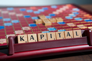 Hamburg  Deutschland  Scrabble-Buchstaben bilden das Wort KAPITAL