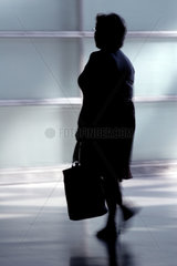 Silhouette einer Frau mit Tasche