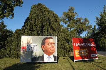 Wahlplakate der SPD mit Portraet von Schroeder