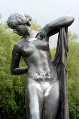 Weibliche Statue mit Grafitti besprueht