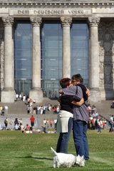 Kuessendes Paar vor dem Reichstag in Berlin