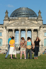 Menschen vor dem Reichstag in Berlin