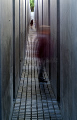 Besucher des Holocaust-Mahnmals in Berlin