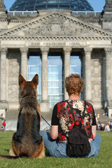 Frau und Schaeferhund vor dem Reichstag in Berlin