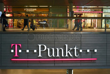 Berlin  Deutschland  Werbung der Telekom im Berliner Hauptbahnhof