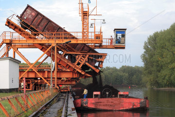 Binnenschiff wird mit Kohle beladen im Hafen Koenigs Wusterhausen
