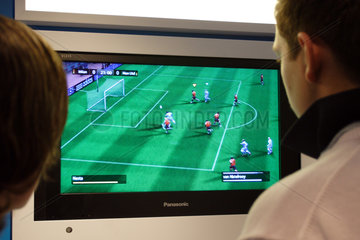 Jungen spielen Videospiele zur FIFA 2006 auf der Jugendmesse YOU