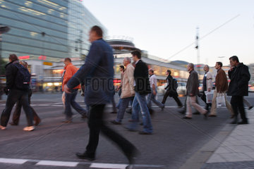Menschen im Stadtverkehr in Berlin