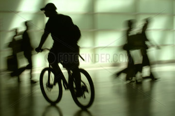 Silhouetten von Fahrradfahrer und Fussgaengern