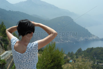 Frau schaut auf Bucht und Berge Mallorcas