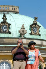 Touristen im Park Sanssouci in Potsdam