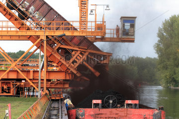 Binnenschiff wird mit Kohle beladen im Hafen Koenigs Wusterhausen