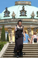 Israelische Touristin im Park Sanssouci in Potsdam