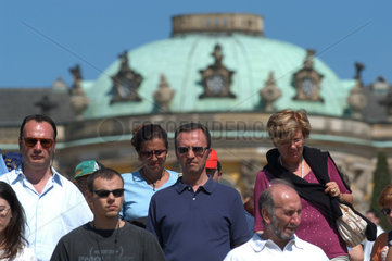 Gruppe mit Sonnenbrillen im Park Sanssouci in Potsdam