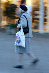 Seniorin mit Beutel und Handtasche