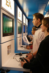Jungen spielen VIdeospiele zur FIFA 2006 auf der Jugendmesse YOU