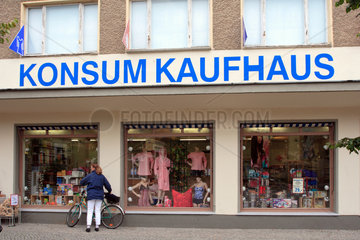 Schaufenster eines Konsum Kaufhauses in Brandenburg