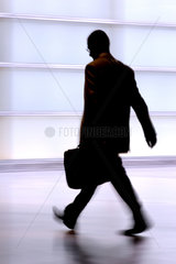 Silhouette eines Mannes mit Aktentasche