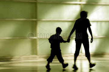 Silhouette einer Mutter mit Sohn