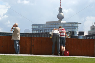 Menschen im Spreebogenpark und Fernsehturm in Berlin