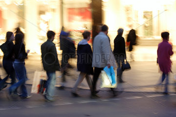Menschen in einer Einkaufsstrasse