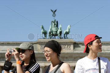 Koreanische Maedchen vor dem Brandenburger Tor in Berlin