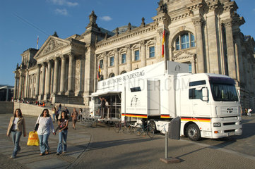 Info-Mobil des Bundestages vor dem Reichstag in Berlin