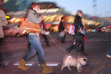 Menschen und Hund im Stadtverkehr in Berlin