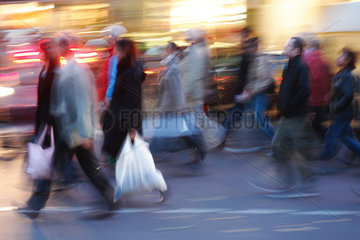 Menschen in einer Einkaufsstrasse