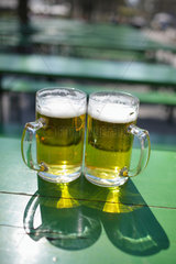 Muenchen  Deutschland  zwei Bierglaeser im Biergarten