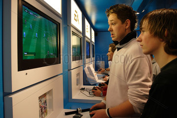 Jungen spielen Videospiele zur FIFA 2006 auf der Jugendmesse YOU
