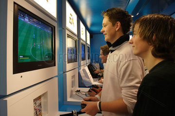 Jungen spielen VIdeospiele zur FIFA 2006 auf der Jugendmesse YOU