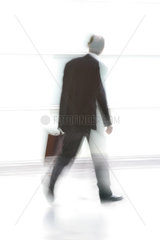 Silhouette eines Mannes mit Koffer