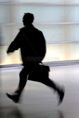 Silhouette eines rennenden Mannes mit Aktentasche