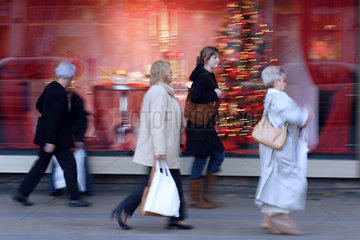 Frauen in einer Einkaufsstrasse