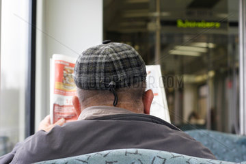 Mann mit Zeitung in einer S-Bahn in Berlin