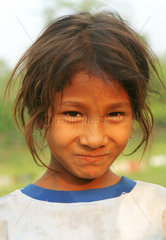 Kleines Maedchen mit struppigen Haaren in Nepal