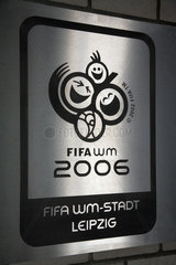 Offizielles Emblem der FIFA im Zentralstadion in Leipzig