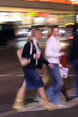 Zwei junge Frauen im abendlichen Stadtverkehr in Berlin
