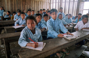 Schueler einer staatlichen Grundschule in Nepal