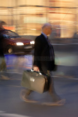 Mann mit Koffer im Strassenverkehr