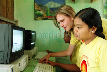 Computerkurs fuer Kinder in Nepal